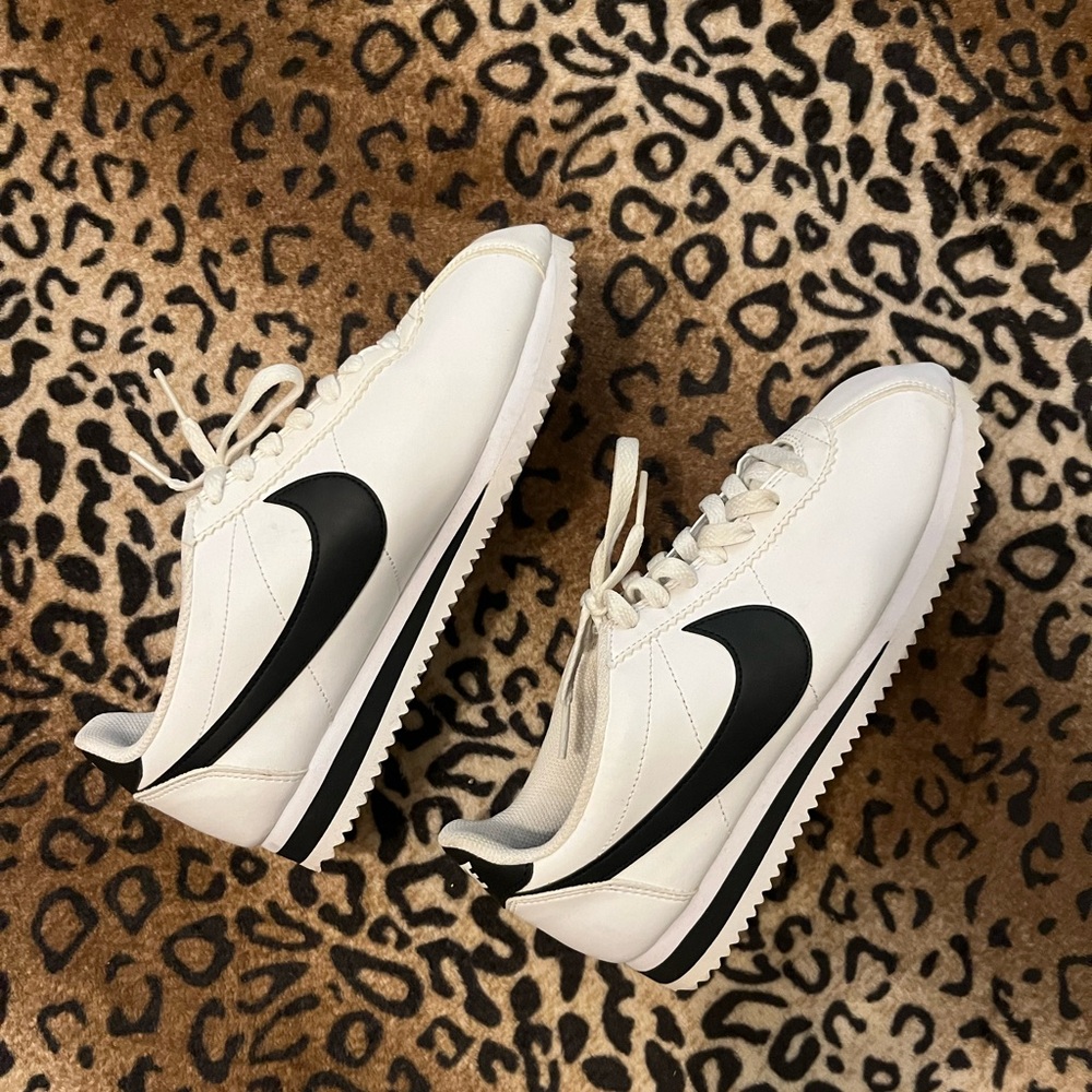Nike Women's White and Black Sneakers